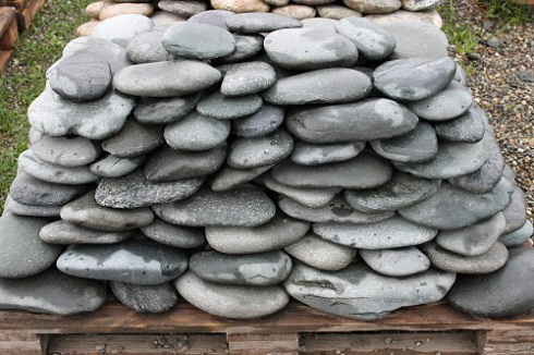 Kamenclub.ru: Галька речная плоская (темно-серая) фр. 100-200-300 мм. купить  в Электростали галька речная плоская темно-серый, серый, синий речной галечник плоский 9000 руб/т   фото КАМЕНЬ КЛУБ