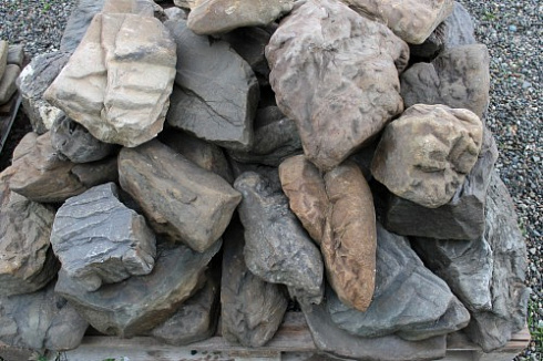 Kamenclub.ru: Песчаник декоративный ландшафтный (фр. 300-500 мм)  купить в Электростали песчаник желтый рыжий серый зеленый валун речной окатанный природный песчаника 4 500 руб/т   фото КАМЕНЬ КЛУБ