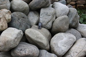 Kamenclub.ru: Речной валун Кабанчик фр.300-500 мм.  купить в Электростали крупный природный камень галька серый, темно-серый речной валун галечник масштабный 7000 руб/т   фото КАМЕНЬ КЛУБ