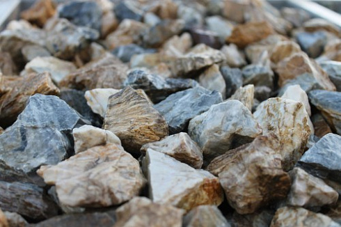 Kamenclub.ru: Мраморная крошка (щебень крошка медовый) фр. 20-40 мм.  купить в Электростали мрамор бежевый рыжий желтый ландшафтная мраморная крошка 12000 руб/т   фото КАМЕНЬ КЛУБ