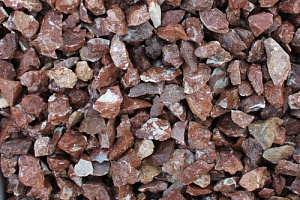 Kamenclub.ru: Мраморная крошка (щебень крошка розовый) фр. 40-70 мм.  купить в Электростали мрамр розовый, красный мраморный декоративный 11000 руб/т   фото КАМЕНЬ КЛУБ