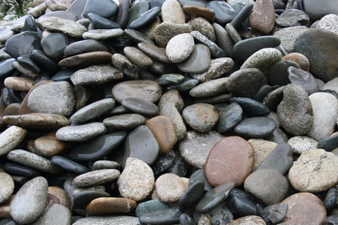 Kamenclub.ru: Галька речная плоская (ассорти) фр. 100-200-300 мм купить  в Электростали галька галечник природный серый, белый темно-серый синий рыжий светло-серый природная галька плоская крупная 8000 руб/т   фото КАМЕНЬ КЛУБ