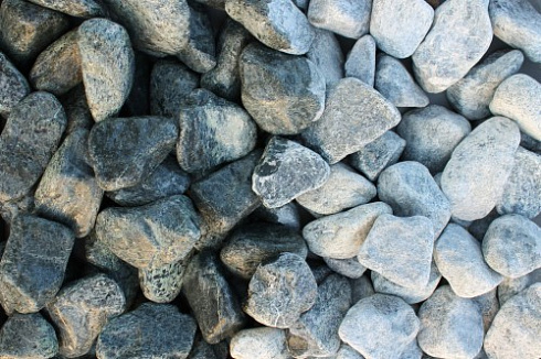 Kamenclub.ru: Щебень галтованный зеленый (змеевик) фр. 50-100 мм.  купить в Электростали галтовка мраморная зеленый, салатовый мрамор 12 500 руб/т   фото КАМЕНЬ КЛУБ