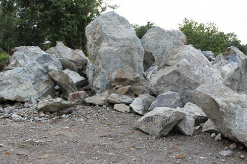 Kamenclub.ru: Змеевик скальник фр. 500-1500 мм.  купить в Электростали змеевик зеленый серый черный глыба скальная колотая 7500 руб/т   фото КАМЕНЬ КЛУБ