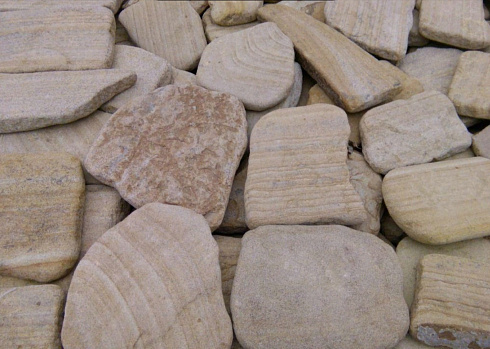 Kamenclub.ru: Песчаник пластушка галтованный желтый с рисунком (3 см)  купить в Электростали плитняк - пластушка желтый песчаник 21000 руб/м3   фото КАМЕНЬ КЛУБ