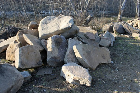 Kamenclub.ru: Песчаник плиты - плахи - пошаговые дорожки (фр. 70-150 мм)  купить в Электростали песчаник серый бежевый желтый зеленый колотый песчаник строительный 6500 руб/т   фото КАМЕНЬ КЛУБ