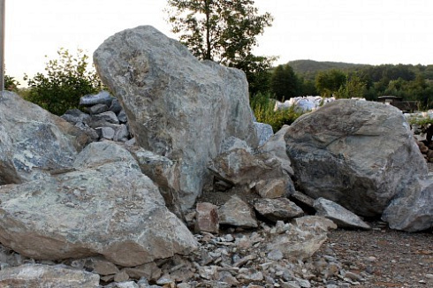 Kamenclub.ru: Змеевик скальник фр. 500-1500 мм.  купить в Электростали змеевик зеленый серый черный глыба скальная колотая 7500 руб/т   фото КАМЕНЬ КЛУБ