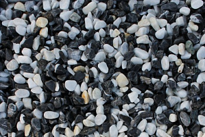 Kamenclub.ru: Мраморная крошка (щебень галтованный микс:белый-черный) фр.10-20 мм.  купить в Электростали мрамор белый, черный окатанные округлые декоративные ландшафтные камни щебня 15500 руб/т   фото КАМЕНЬ КЛУБ