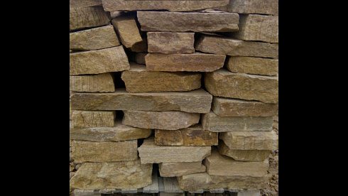 Kamenclub.ru: Песчаник пластушка желтый с рисунком (4-6 см)  купить в Электростали плитняк пластушка желтый с рисунком песчаник 9 000 руб/м3   фото КАМЕНЬ КЛУБ