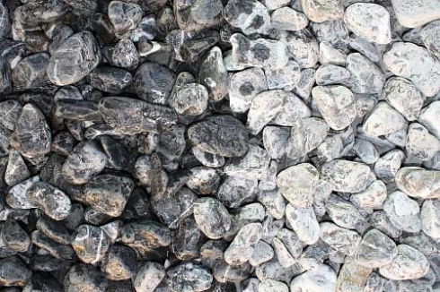 Kamenclub.ru: Щебень галтованный черный (мрамор) фр.20-40 мм.  купить в Электростали мрамор черный с белыми прожилками мрамор окатанный округлый 15000 руб/т   фото КАМЕНЬ КЛУБ