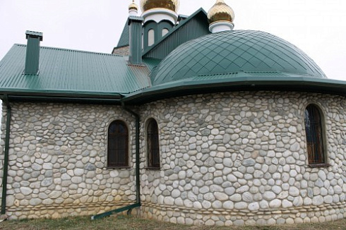 Kamenclub.ru: Галька речная плоская (бело-серая) фр. 100-200-300 мм. купить  в Электростали галька речная плоская серый, белый, бело-серый, серо-белый речная галька плоская  9000 руб/т   фото КАМЕНЬ КЛУБ