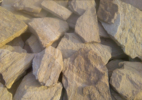 Kamenclub.ru: Песчаник пластушка "фонтанка" желтая (3,0 - 5,0 см)  купить в Электростали песчаник желтая, рыжий, желтый песчаник колотый рваный со сколом облицовочный 16200 руб/м3   фото КАМЕНЬ КЛУБ