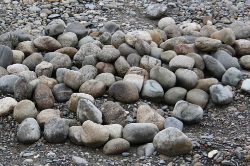 Kamenclub.ru: Речной валун (Ассорти) фр.100-300 мм.  купить в Электростали галечник серый, темно-серый, светло-серый речная галька крупных размеров 4200 руб/т   фото КАМЕНЬ КЛУБ