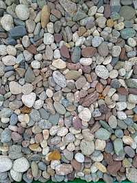Kamenclub.ru: Галька горная речная окат (цветная) фр. 20-40 мм. купить  в Электростали галька речная серый синий бежевый белый окатанная речная галька ландшафтная 6800 руб/т   фото КАМЕНЬ КЛУБ