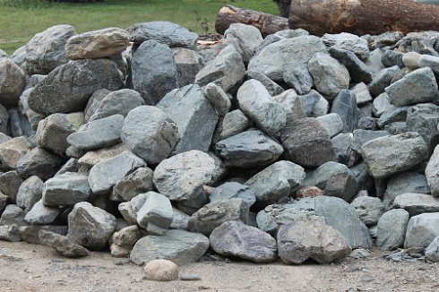 Kamenclub.ru: Гранит скальник (серо-зеленый) фр. 100-500 мм.  купить в Электростали гранит зеленый, серый, салатовый крупный ландшафтный валун 6 000 руб/т   фото КАМЕНЬ КЛУБ