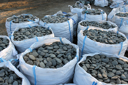 Kamenclub.ru: Галька речная плоская (ассорти) фр. 100-200-300 мм. купить  в Электростали галька плоская разноцветная серый белый темно-серый синий речная галька ландшафтная 8000 руб/т   фото КАМЕНЬ КЛУБ