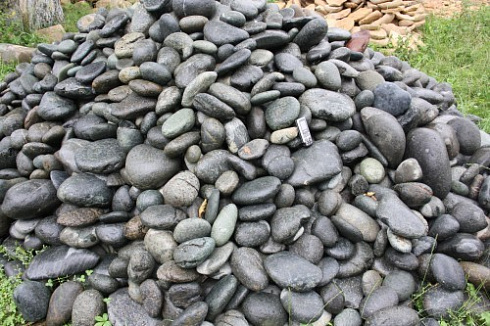 Kamenclub.ru: Темно-серый валунчик фр.100-300 мм.  купить в Электростали крупный природный камень серый, темно-серый, светло-серый речная галька большого размера окатанная 4500 руб/т   фото КАМЕНЬ КЛУБ