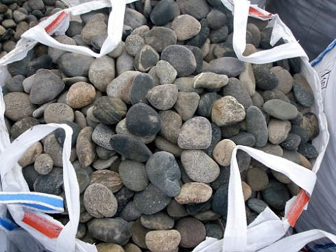 Kamenclub.ru: Галька речная плоская (ассорти) фр. 70-150 мм. купить  в Электростали галька галечник серый белый темно-серый синий светло-серый плоская природная галька  9000 руб/т   фото КАМЕНЬ КЛУБ