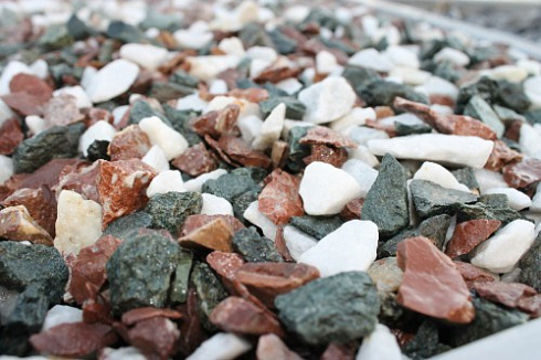 Kamenclub.ru: Мраморная крошка (щебень крошка микс: белый-зеленый-розовый) фр. 10-20 мм.  купить в Электростали мрамор белый, зеленый, розовый декоративный ландшафтный колотый щебень 12000 руб/т   фото КАМЕНЬ КЛУБ