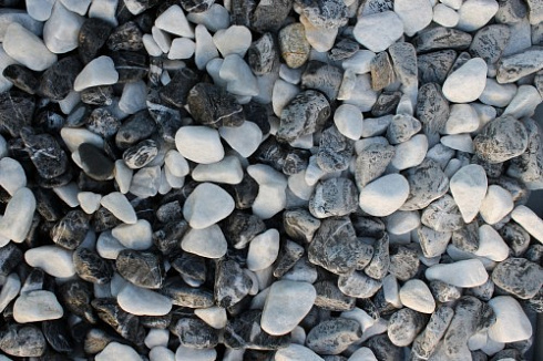 Kamenclub.ru: Мраморная крошка (щебень галтованный микс:: белый-черный) фр.20-40 мм  купить в Электростали мрамор белый, черный мраморный галтованный щебень 15500 руб/т   фото КАМЕНЬ КЛУБ