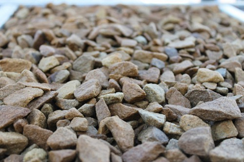 Kamenclub.ru: Щебень крошка желтый (песчаник) фр. 20-40 мм.  купить в Электростали песчаник бежевый рыжий каменная крошка песчаника 9500 руб/т   фото КАМЕНЬ КЛУБ