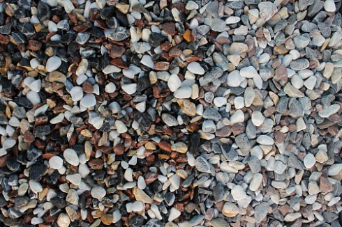 Kamenclub.ru: Мраморная крошка (щебень галтованный микс:белый-черный-розовый-медовый) фр.10-20 мм.  купить в Электростали мрамор белый, медовый, черный, розовый мраморный декоративный ландшафтный окатанный округлый галтованный щебень 15500 руб/т   фото КАМЕНЬ КЛУБ