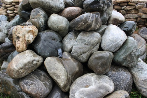 Kamenclub.ru: Речной валун Кабанчик фр.300-500 мм.  купить в Электростали крупный природный камень галька серый, темно-серый речной валун галечник масштабный 7000 руб/т   фото КАМЕНЬ КЛУБ