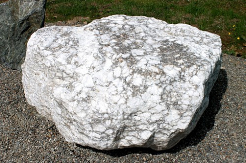 Kamenclub.ru: Мраморизированный известняк фр.500-1500 мм.  купить в Электростали    10000 руб/т   фото КАМЕНЬ КЛУБ