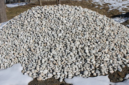 Kamenclub.ru: Галька речная окат (серо-белая) фр. 70-120 мм купить  в Электростали галька галечник бело-серая, серо-белая, серая, белая речная природная галька  8000 руб/т   фото КАМЕНЬ КЛУБ