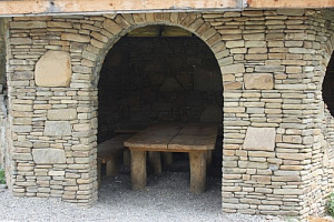 Kamenclub.ru: Песчаник для строительства и кладки блочный (фр 100-200 мм)  купить в Электростали песчаник бежевый серый рыжий валун мелкий для строительства песчаник 6500 руб/т   фото КАМЕНЬ КЛУБ