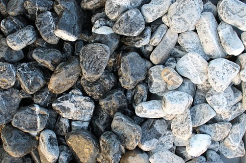 Kamenclub.ru: Щебень галтованный черный (мрамор) фр. 50-100 мм.  купить в Электростали мрамор черный с белыми прожилками щебень ландшафтный мраморный 15000 руб/т   фото КАМЕНЬ КЛУБ