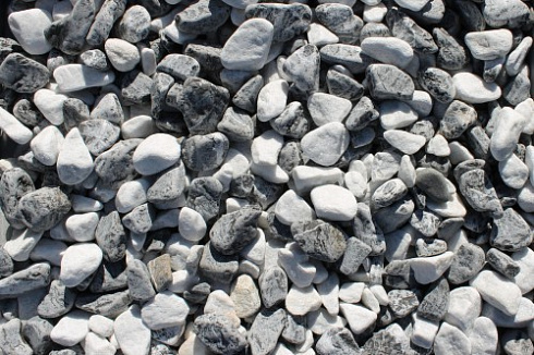 Kamenclub.ru: Мраморная крошка (щебень галтованный микс:: белый-черный) фр.20-40 мм  купить в Электростали мрамор белый, черный мраморный галтованный щебень 15500 руб/т   фото КАМЕНЬ КЛУБ