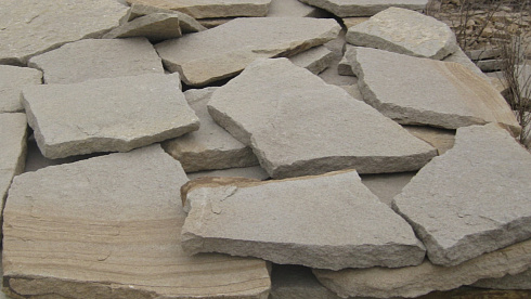 Kamenclub.ru: Песчаник пластушка светло-серый (2,0 см)  купить в Электростали плитняк- ластушка светло-серый, серый рваный ландшафтный плитняк колотый 13800 руб/м3   фото КАМЕНЬ КЛУБ