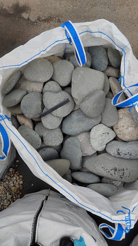 Kamenclub.ru: Галька речная плоская (темно-серая) фр. 70-150 мм. купить  в Электростали галечник природный темно-серый серый синий речная плоская природная окатанная  9000 руб/т   фото КАМЕНЬ КЛУБ