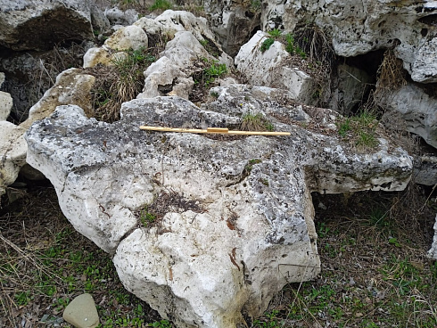 Kamenclub.ru: Выветренный известняк (степной) фр. 500-1500 мм.  купить в Электростали    10000 руб/т   фото КАМЕНЬ КЛУБ