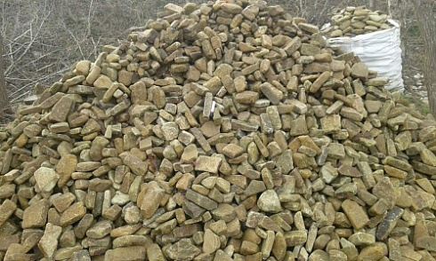 Kamenclub.ru: Песчаник для строительства и кладки блочный (фр 100-200 мм)  купить в Электростали песчаник бежевый серый рыжий валун мелкий для строительства песчаник 6500 руб/т   фото КАМЕНЬ КЛУБ