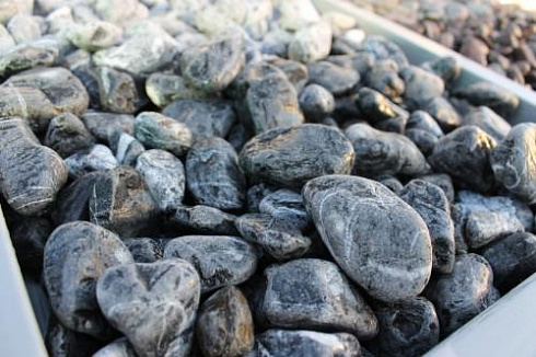 Kamenclub.ru: Щебень галтованный черный (мрамор) фр.20-40 мм.  купить в Электростали мрамор черный с белыми прожилками мрамор окатанный округлый 15000 руб/т   фото КАМЕНЬ КЛУБ