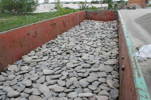 Kamenclub.ru: Галька речная плоская (ассорти) фр. 100-200-300 мм. купить  в Электростали галька плоская разноцветная серый белый темно-серый синий речная галька ландшафтная 8000 руб/т   фото КАМЕНЬ КЛУБ