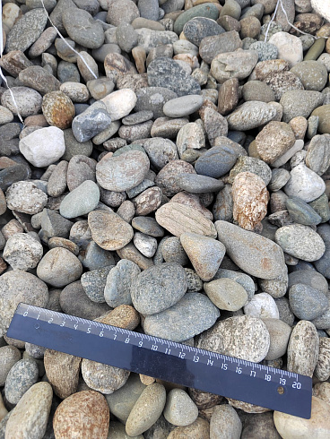 Kamenclub.ru: Галька речная окат (пестрая) фр. 20-40 мм. купить  в Электростали галька речная пестрая, серая, серые оттенки галька речная окатанная округлая 5000 руб/т   фото КАМЕНЬ КЛУБ