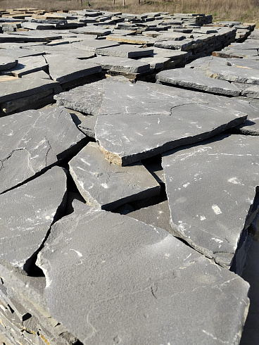 Kamenclub.ru: Песчаник пластушка светло-серый (2,0 см)  купить в Электростали плитняк- ластушка светло-серый, серый рваный ландшафтный плитняк колотый 13800 руб/м3   фото КАМЕНЬ КЛУБ