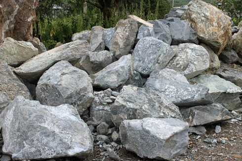 Kamenclub.ru: Змеевик скальник фр. 500-1500 мм.  купить в Электростали змеевик зеленый серый черный глыба скальная колотая 7500 руб/т   фото КАМЕНЬ КЛУБ