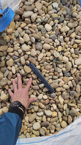 Kamenclub.ru: Галька речная окат рыжая фр. 20-40 мм. купить  в Электростали галька речная окатанная рыжая желтая серая округлая речная галька 5000 руб/т   фото КАМЕНЬ КЛУБ