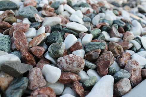 Kamenclub.ru: Мраморная крошка (щебень галтованный микс:белый-зеленый-розовый) фр.20-40 мм.  купить в Электростали мрамор белый, зеленый, розовый мрамор декоративный (галтовка) 15500 руб/т   фото КАМЕНЬ КЛУБ