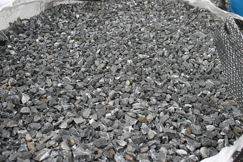 Kamenclub.ru: Щебень крошка черный (мрамор) фр. 40-70 мм.  купить в Электростали мрамор черный с белыми прожилками, черный, белый декоративный щебень 11000 руб/т   фото КАМЕНЬ КЛУБ