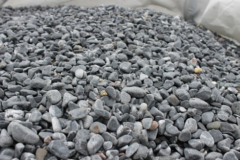 Kamenclub.ru: Щебень галтованный черный (мрамор) фр.10-20 мм.  купить в Электростали мрамор черный с белыми прожилками, черный, белый окатанный округлый ландшафтный декоративный щебень 15000 руб/т   фото КАМЕНЬ КЛУБ