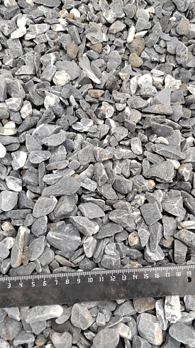 Kamenclub.ru: Щебень галтованный черный (мрамор) фр.10-20 мм.  купить в Электростали мрамор черный с белыми прожилками, черный, белый окатанный округлый ландшафтный декоративный щебень 15000 руб/т   фото КАМЕНЬ КЛУБ