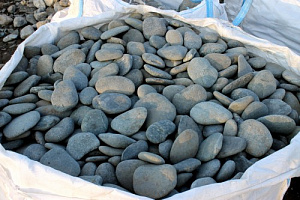 Kamenclub.ru: Галька речная плоская (темно-серая) фр. 100-200-300 мм. купить в Электростали галька речная плоская темно-серый, серый, синий речной галечник плоский 9000 руб/т   фото КАМЕНЬ КЛУБ