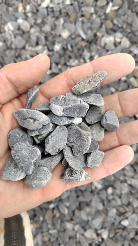 Kamenclub.ru: Щебень галтованный черный (мрамор) фр.10-20 мм.  купить в Электростали мрамор черный с белыми прожилками, черный, белый окатанный округлый ландшафтный декоративный щебень 15000 руб/т   фото КАМЕНЬ КЛУБ