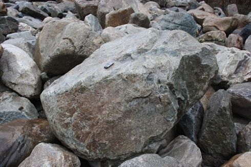 Kamenclub.ru: Гранит скальник (серо-зеленый) фр. 500-1500 мм.  купить в Электростали гранит мрамор  серый зеленый темно-серый глыба скальная колотая ландшафтная 7 500 руб/т   фото КАМЕНЬ КЛУБ