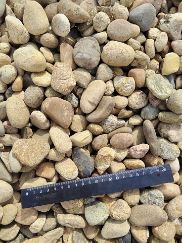 Kamenclub.ru: Галька речная окат рыжая фр. 20-40 мм. купить  в Электростали галька речная окатанная рыжая желтая серая округлая речная галька 5000 руб/т   фото КАМЕНЬ КЛУБ